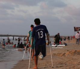 جريحان غزيان يمارسان التمارين الرياضية على شاطئ بحر غزة  ‫(38535689)‬ ‫‬.JPG