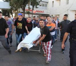 ذوو الشهيد محمد محمود اسماعيل الطريفي يلقون نظرة الوداع على جثمانه في مجمع فلسطين الطبي