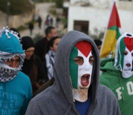 اشتباكات بين شبان فلسطينيين وقوات الإحتلال ضد بناء المستوطنات والجدار العازل