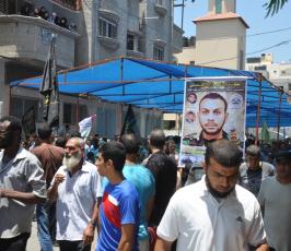 جماهير غفيرة تشيع جثماني شهيدي وسط قطاع غزة
