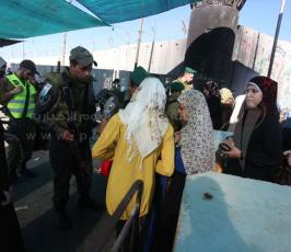 آلاف المواطنين يزحفون إلى القدس لتأدية صلاة الجمعة الثالثة من شهر رمضان المبارك في المسجد الأقصى المبارك