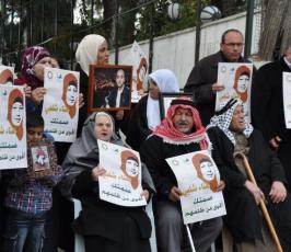 المقدسيون ينظمون وقفة تضامنية مع الأسيرة شلبى بالصليب الاحمر