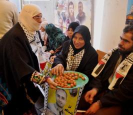 اليوم الأول بعد العدوان.. أهالي الأسرى يواصلون الاعتصام في الصليب الأحمر