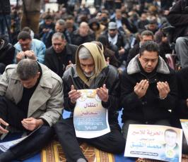 حركة الجهاد تقيم صلاة الجمعة أمام مقر الصليب بغزة تضامناً مع الأسير المضرب محمد القيق ‫(30138772)‬ ‫‬ ‫‬