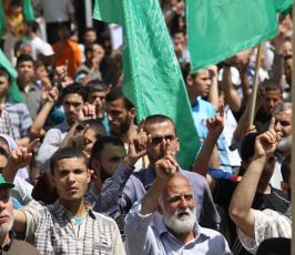 بالصور:حماس تنظم مسيرة حاشدة في غزة تضامنا مع الاسرى الاداريين المضربين عن الطعام