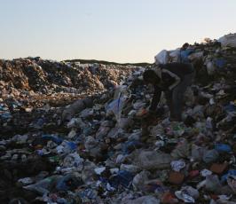 فلسطيني يجمع البلاستيك ومواد قابلة للاستخدام  من مكب للنفايات ‫(37749258)‬ ‫‬