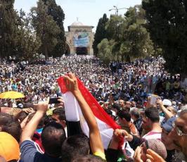 نحو ٢٠٠ الف مصل أدوا صلاة الجمعة الاولى من شهر رمضان في المسجد الاقصى المبارك
