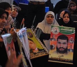 اعتصام اهالى الاسرى امام الصليب  ‫(191644407)‬ ‫‬