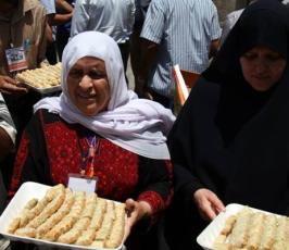 توزيع الحلوي في خيمة إعتصام الأسري