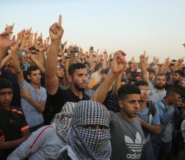 قادة الفصائل يشاركون المتظاهرين في مسيرة العودة ‫(41878053)‬ ‫‬.JPG