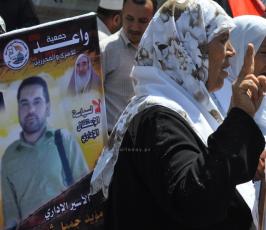 بالصور: وقفة تضامنية امام مقر الصليب الاحمر بغزة لنصرة الاسرى الاداريين