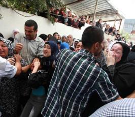 آلاف المواطنين يشيعون جثمانين شهداء مخيم قلنديا