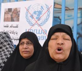 بالصور:اعتصام امام مقر الانروا احتجاجاً على قطع المساعدات