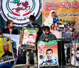 أهالى الاسرى يتضامنون فى مقر الصليب الاحمر بغزة نصرةً لأبنائهم