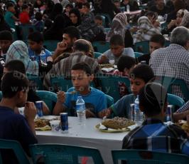 الجهاد الإسلامي تنظم إفطارا جماعياً وتوزع مئات المساعدات المالية للأيتام بغزة