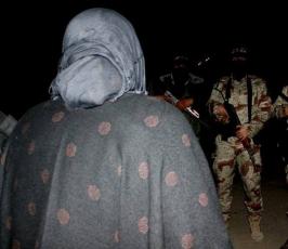بالصور.. خنساء فلسطين"أم إبراهيم الدحدوح "تتفقد المرابطين على الثغور
