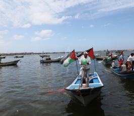 مرضى غزة يبحرون في البحر مطالبين بممر مائي ‫(1)‬