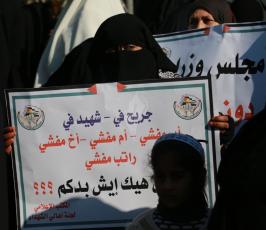 أهالي الشهداء يعلقون أنفسهم بمشانق  ‫(29417868)‬ ‫‬