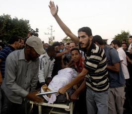 اثناء وصول جثامين الشهداء عز الدين أبو نصيرة وأحمد فطاير لمستشفى شهداء الاقصى