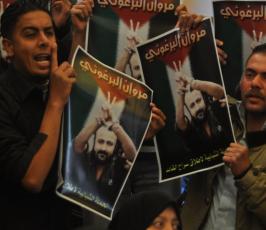 بالصور:حزن يخيم على الصليب الأحمر بعد التلاعب بالإفراج عن الدفعة الرابعة للأسرى