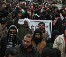  صيادين ومزارعين نظموا مسيرة للمطالبة برفع الحصار ‫(40501768)‬ ‫‬