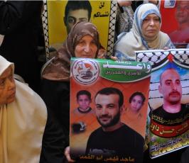 بالصور:عدسة "فلسطين اليوم" تنضم لاعتصام أهالي الأسرى أمام مقر الصليب بغزة