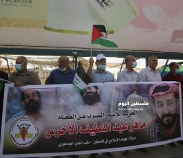 سلسلة بشرية بغزة تضامناً مع الاسير ماهر الاخرس (11).JPG