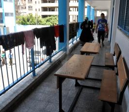المواطنون ينزحون صوب المدارس بعد استهداف منازلهم جراء العدوان