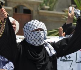 بالصور:لليوم الثالث: أهالي الشهداء يعتصمون أمام الفندق الذي يقيم فيه وفد المصالحة
