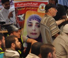 الجهاد تقيم صلاة الجمعة أمام مقر الصليب الأحمر بمدينة غزة
