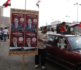 المصريون يواصلون الاحتجاج بميدان التحرير لتسليم السلطة للرئيس مرسى