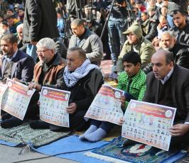 صلاة الجمعة أمام مقر الصليب الأحمر في غزة  ‫(1)‬