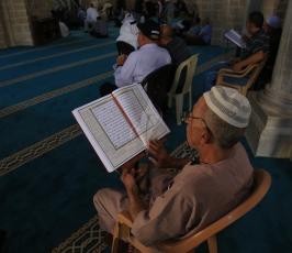 غزيون يقرأون القران الكريم في المسجد العمري الكبير فى اول ايام رمضان  ‫(39780869)‬ ‫‬