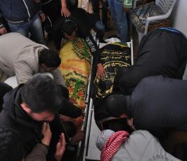 بالصور:جماهير شعبنا تشيع جثمان الشهيدين الزعانين شمال قطاع غزة