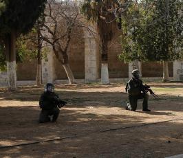 -بالصور - قوات الاحتلال تقتحم المسجد الأقصى المبارك، من جهة باب المغاربة، عقب صلاة الجمعة.