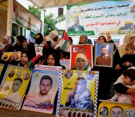 الاعتصام الاسبوعى لاهالى الاسرى بالصليب الاحمر بغزة