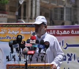 صلاة الجمعة أمام الصليب الأحمر