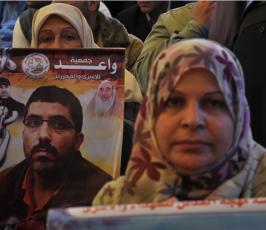 بالصور:أهالي الأسرى يواصلون اعتصامهم الأسبوع قبالة الصليب الأحمر بغزة