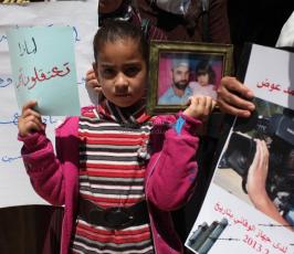 خاص فلسطين اليوم..أهالي الأسرى المعتقلين في سجون السلطة يعتصمون وسط رام الله للمطالبة بالإفراج عنهم