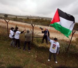 نشطاء فلسطينيون يقطعون أجزاء من معتقل عوفر غربي رام الله