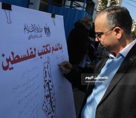 صحفيون يوقعون بالدم على خارطة فلسطين  (10).JPG