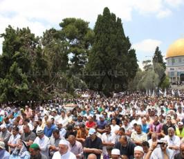 نحو 350 الف مواطن يؤدون صلاة الجمعة الثانية في رحاب الأقصى