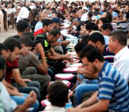 الجهاد تنظم إفطار جماعي لأهالى الأسرى والشهداء بغزة