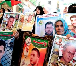 بالذكرى الاولى لمعركة الكرامة اهالى الاسرى يجددون البيعة مع ابنائهم داخل السجون