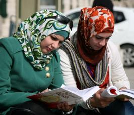 بالصور:جانب من فعالية "أطول سلسلة قراء حول اسوار القدس