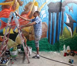 شاب فلسطينى  بقدم واحدة يبدع فى رسم اللوحات الفنية بغزة ‫(262563017)‬ ‫‬