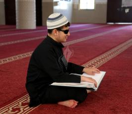  مكفوف يتعلم قراءة القران الكريم ‫(1)‬