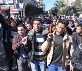 بالصور:جماهير غفيرة تشيع جثمان الشهيد المجاهد "محمد العجلة"