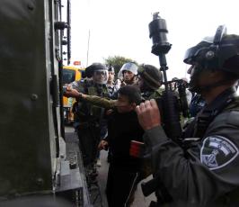 خاص فلسطين اليوم..مواجهات واعتقالات على حاجز حوارة بنابلس تضامناً مع الاسرى