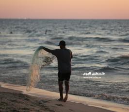 صياد فلسطيني يمارس مهنة الصيد على الشاطئ (1).JPG